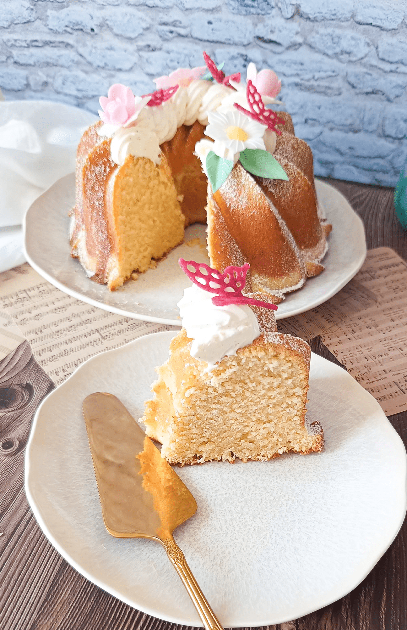 Découpe du gâteau bundt à la vanille