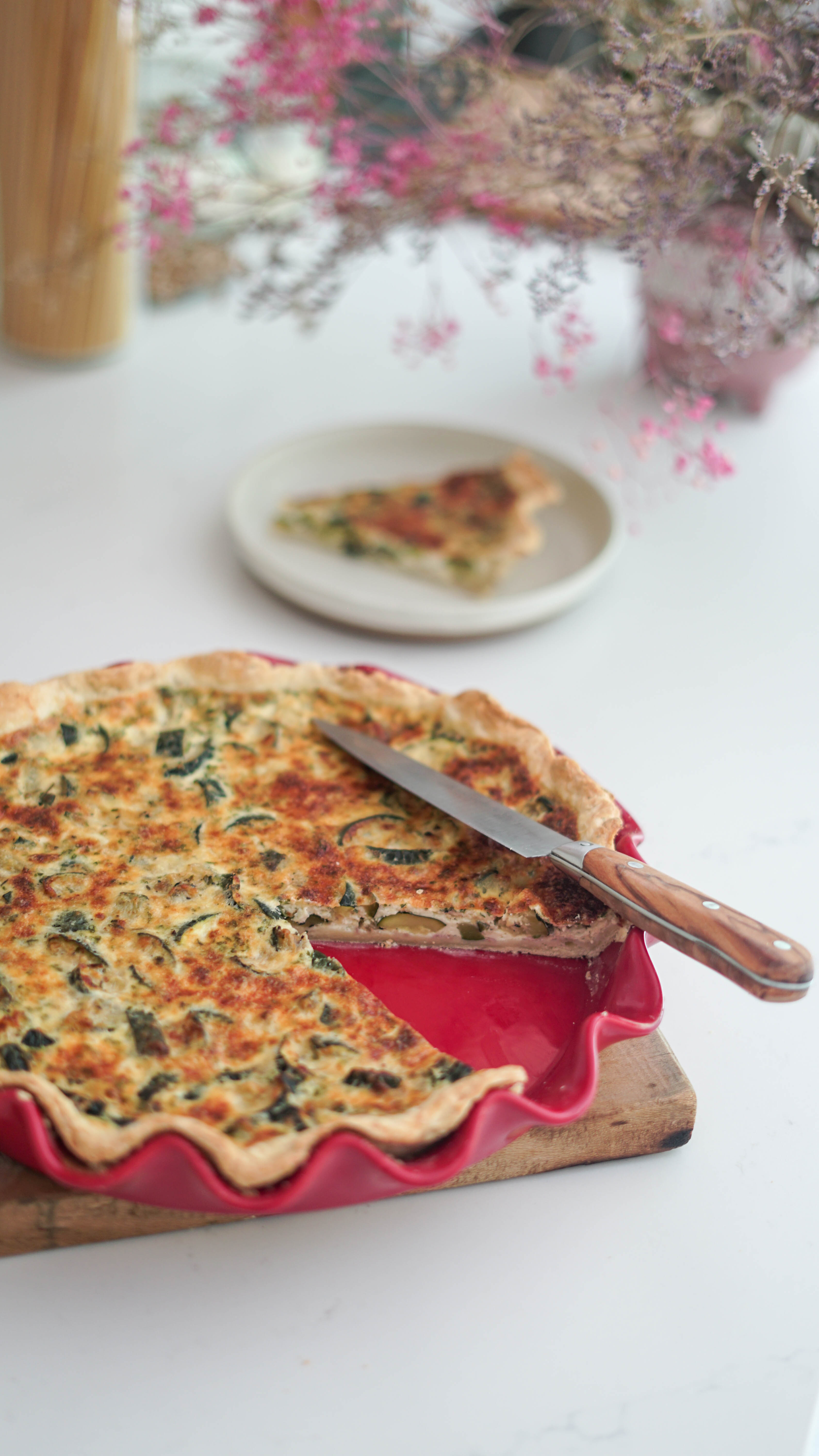 Découpe de la quiche courgette et ail des ours