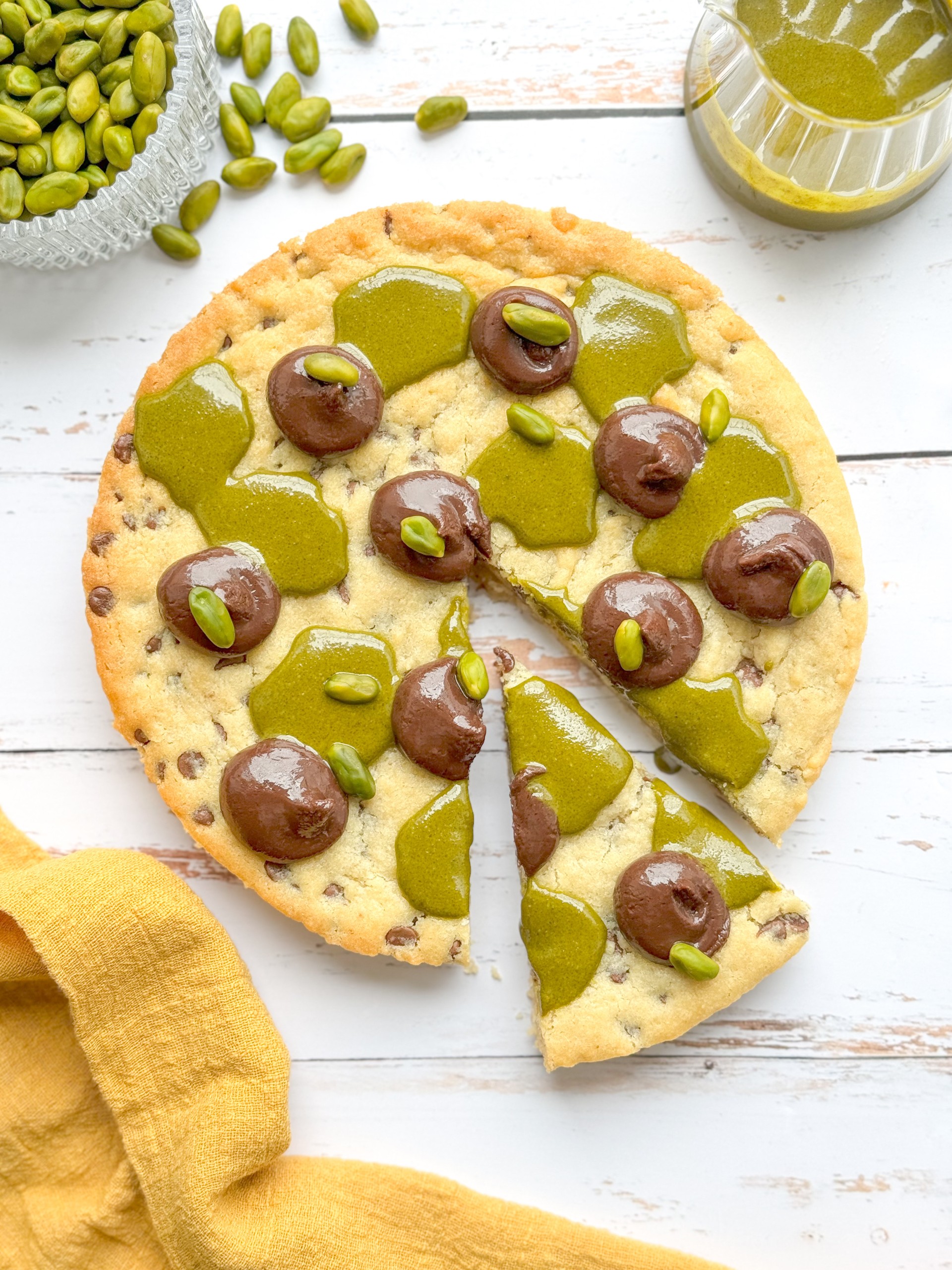 Recette de cookie géant au praliné pistache et ganache chocolat au lait - Découpe